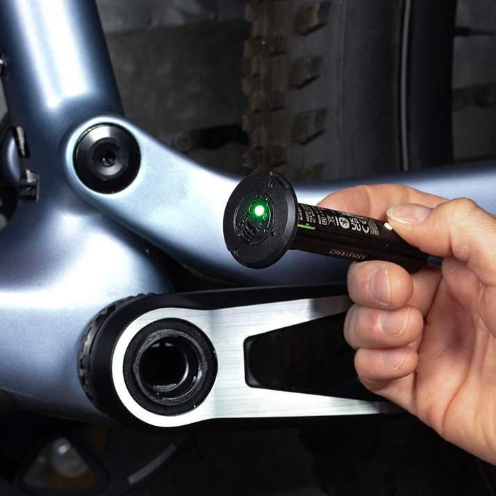 For spindle-based power meters or Pedal Sensors, press the AXS button to check battery status.