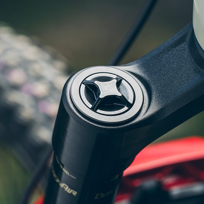 Detail shot of Deboinair Air spring in lyrik fork