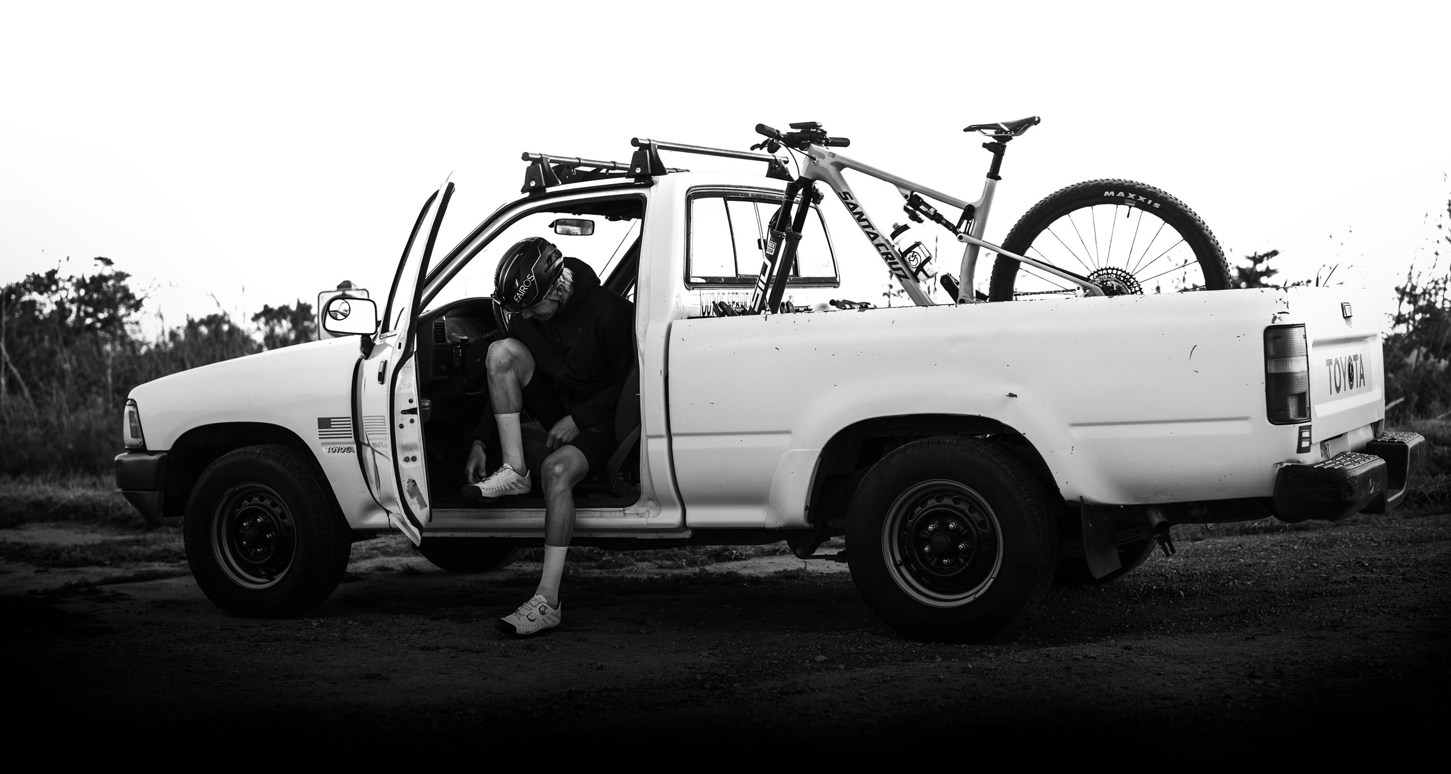 Rider preparing to ride their RockShox Flight Attendant equipped bike