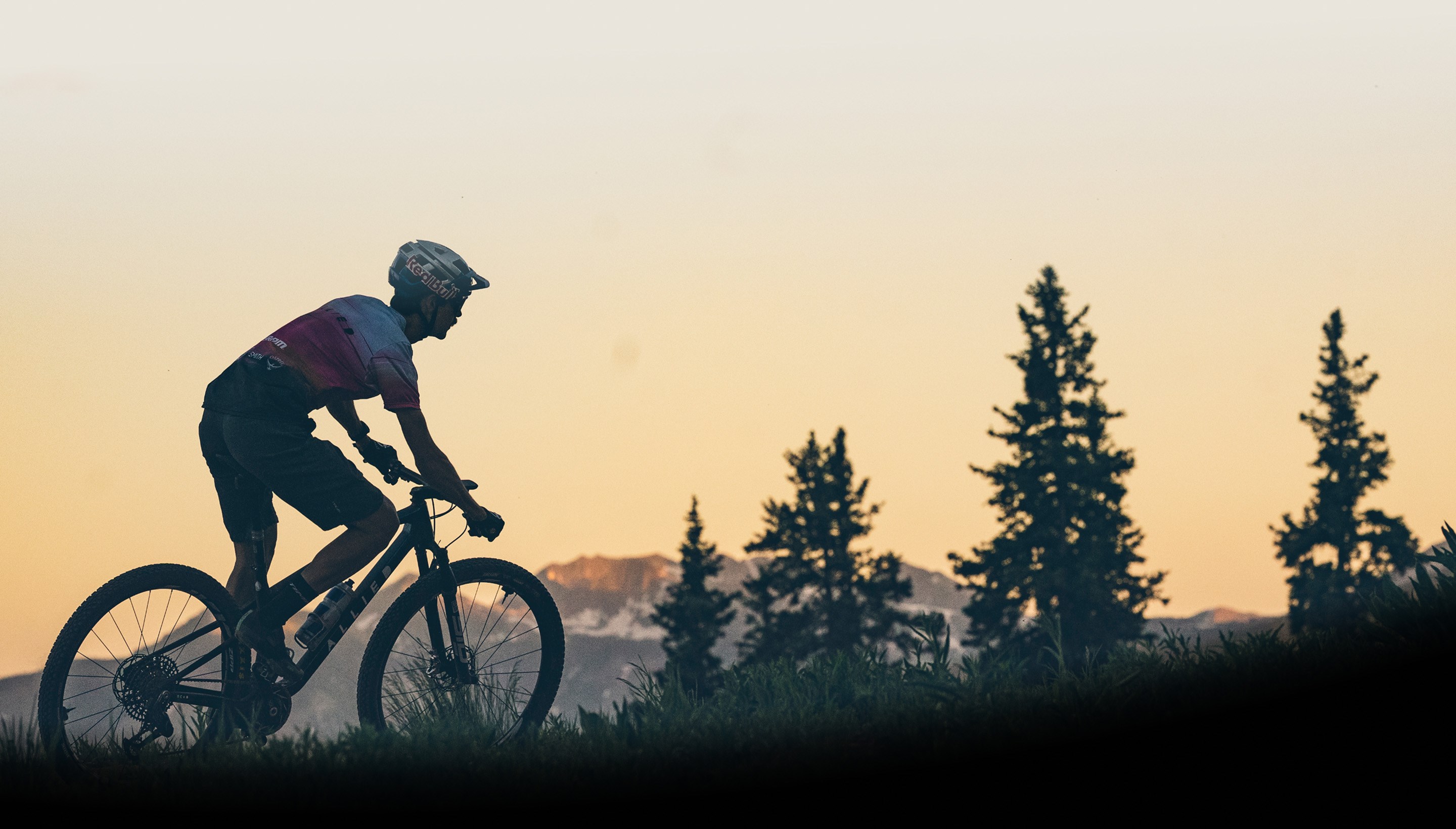 silhouette of mtb rider on zipp 1zero hitop wheels