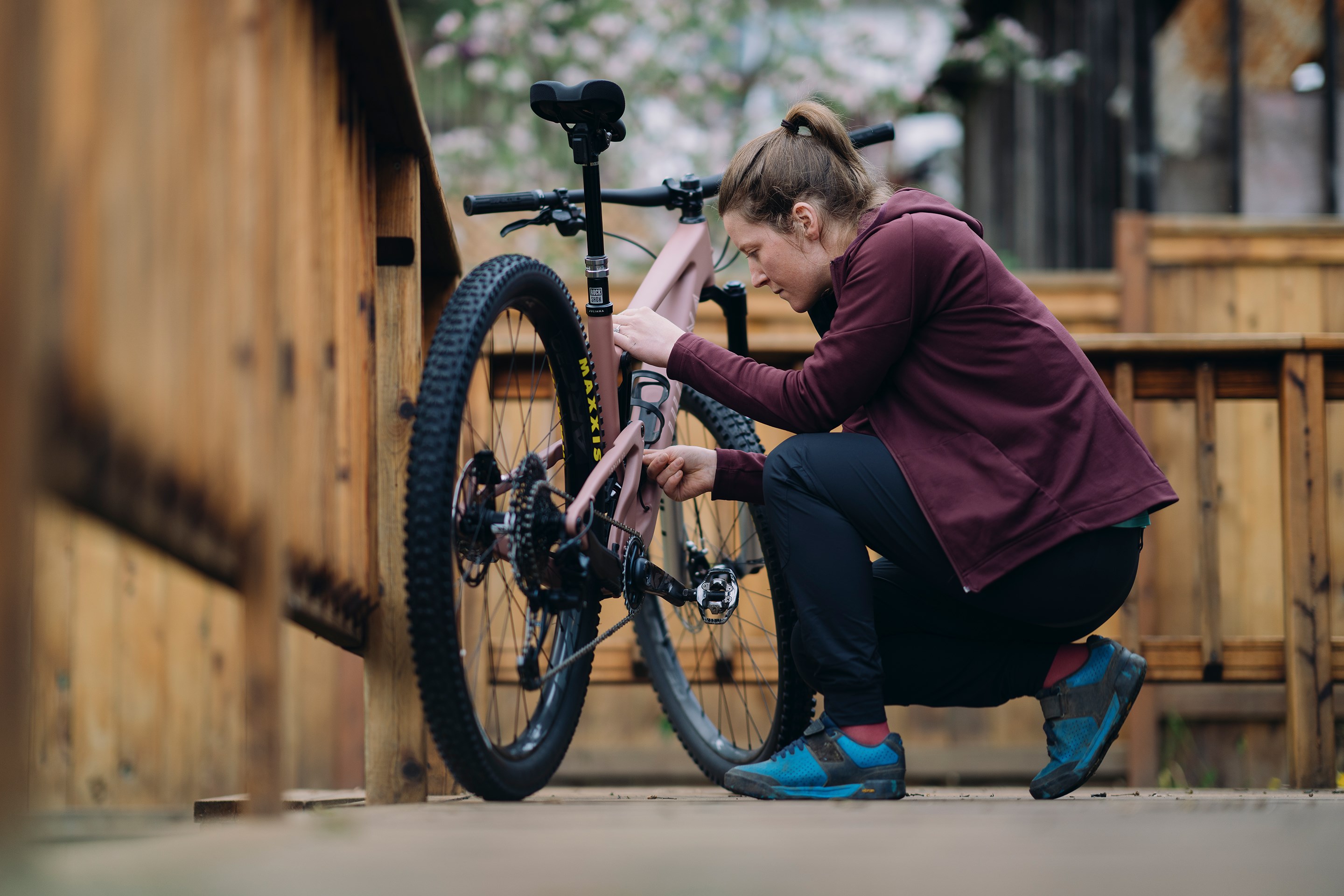 Britt Phelan setting up suspension on her bike.