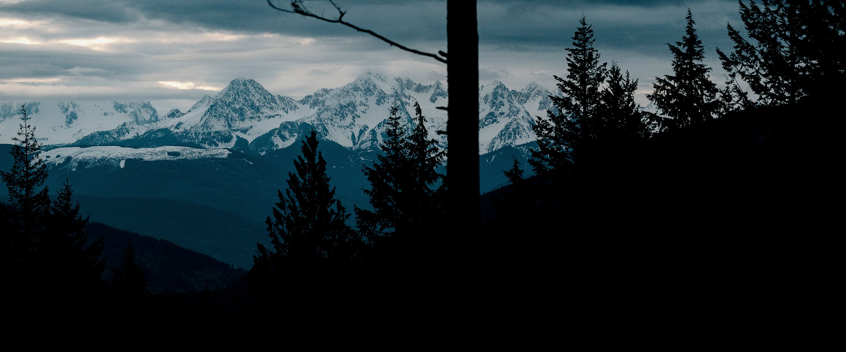 A mountainscape view of the Cascades at sunset.