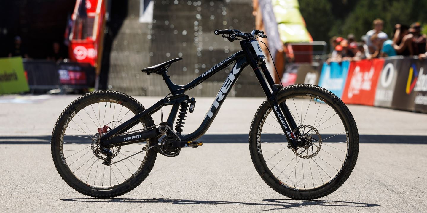 Side profile of Loris Vergier's winning Trek Session at the finish line in Vallnord, Andorra.