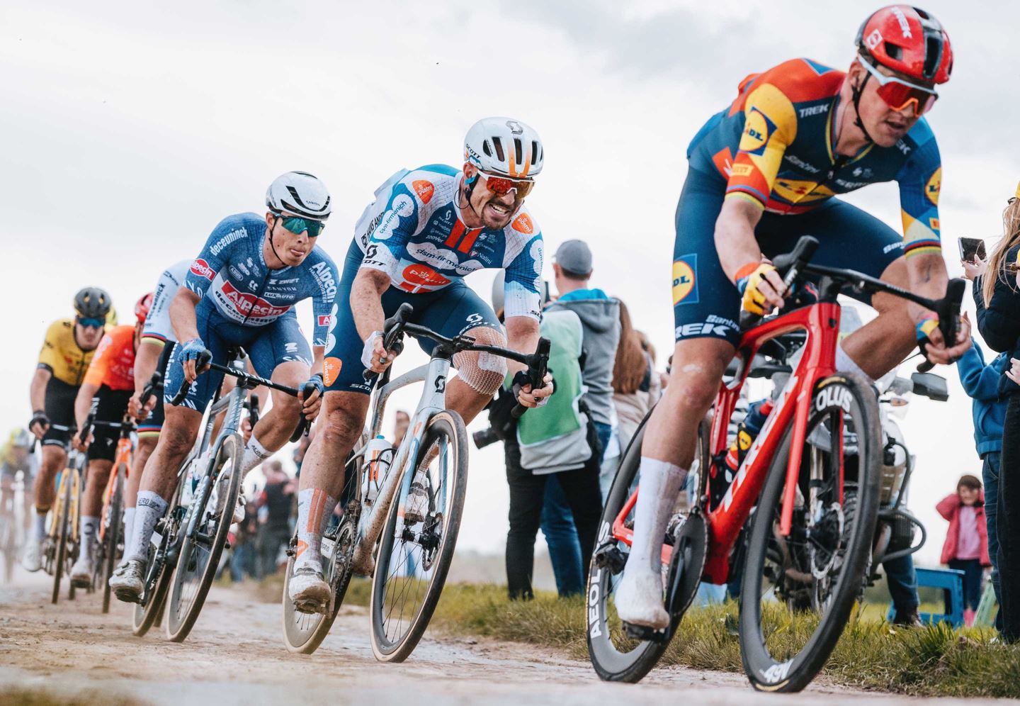 Mads Pedersen leads the chase over the coobles at 2024 Paris-Roubaix Hommes