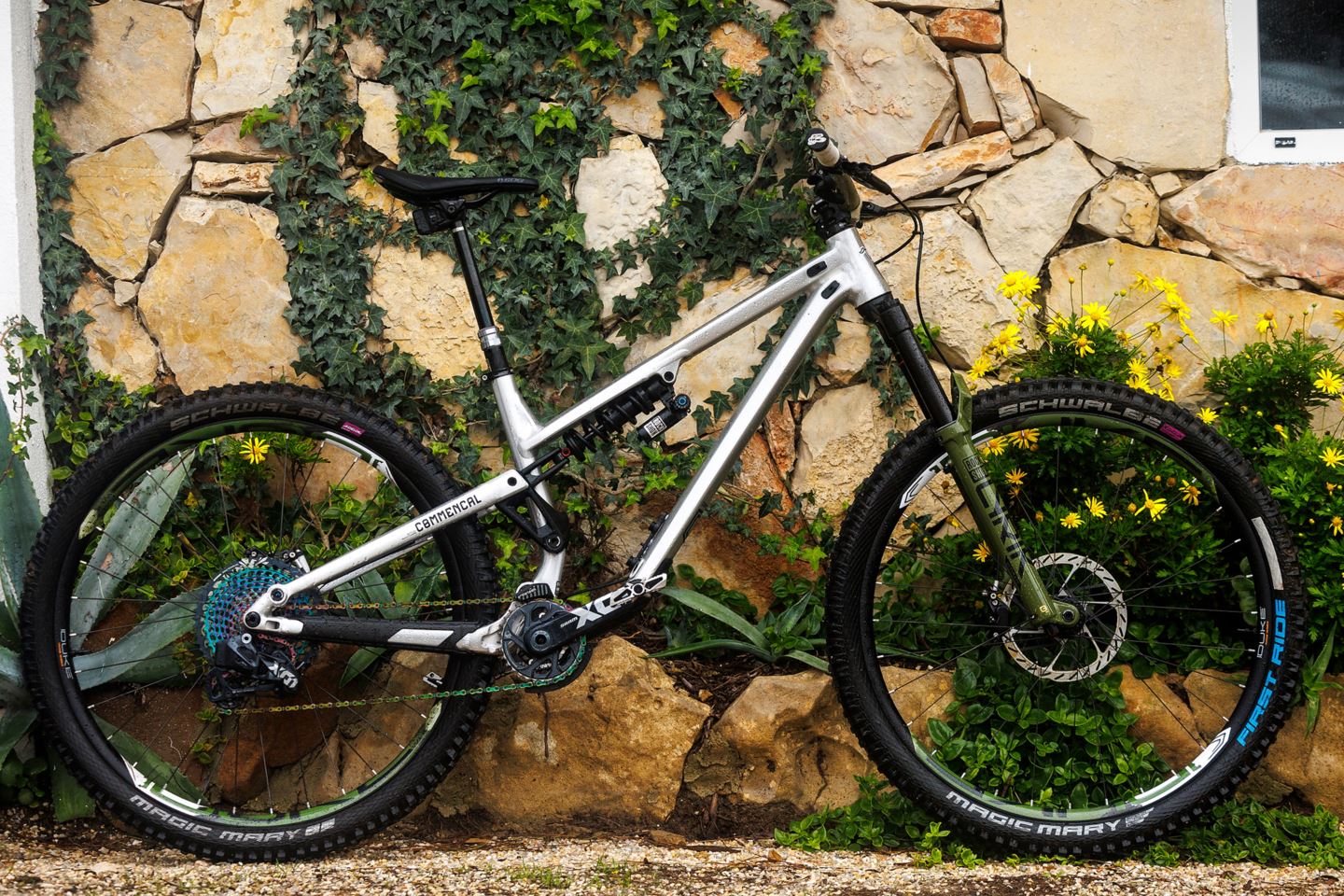 Cécile Ravanel's Commencal Meta TR specced with a Lyrik Ultimate and Super Deluxe Ultimate.