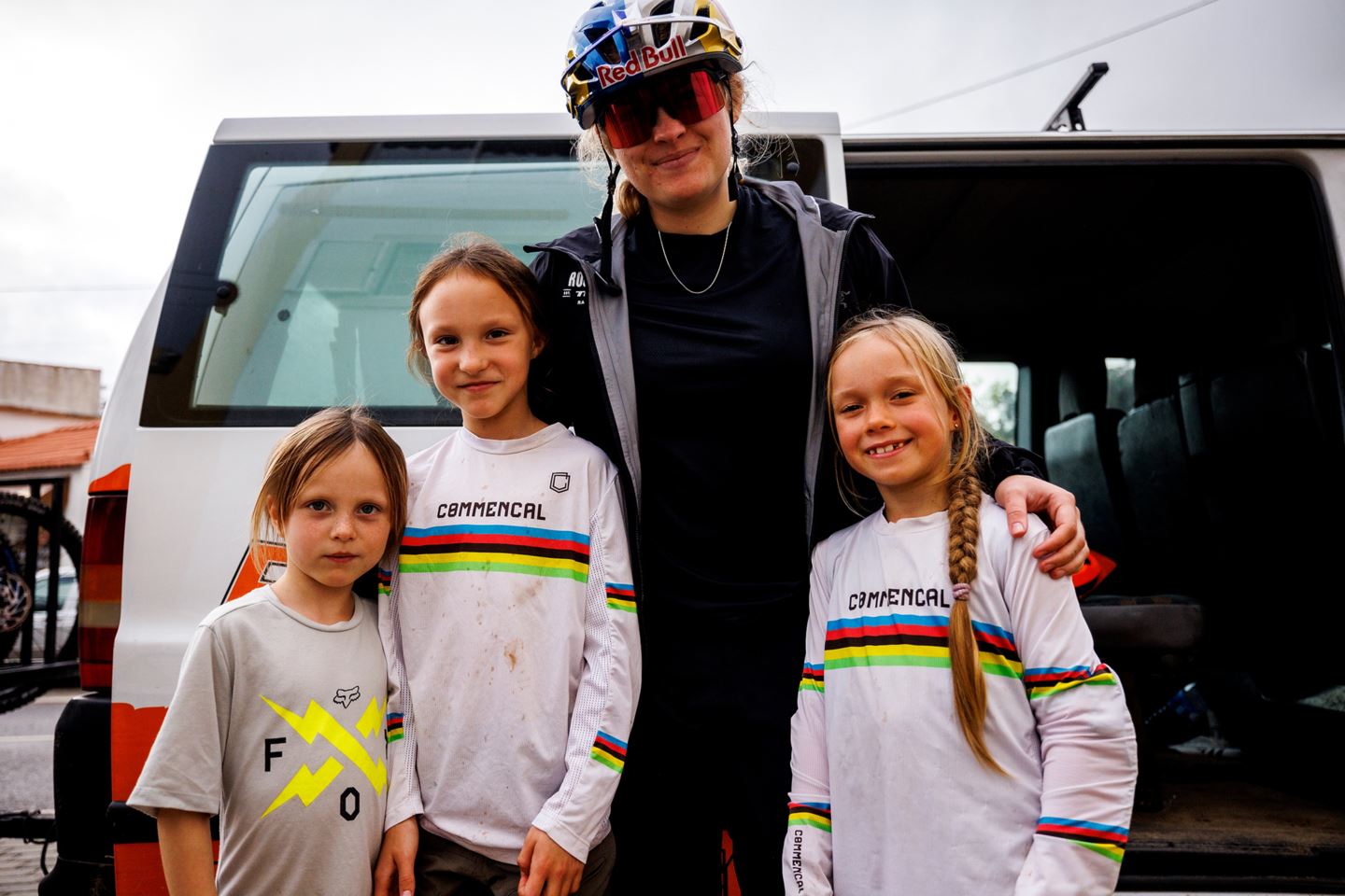 Vali Höll standing with a few young girls.