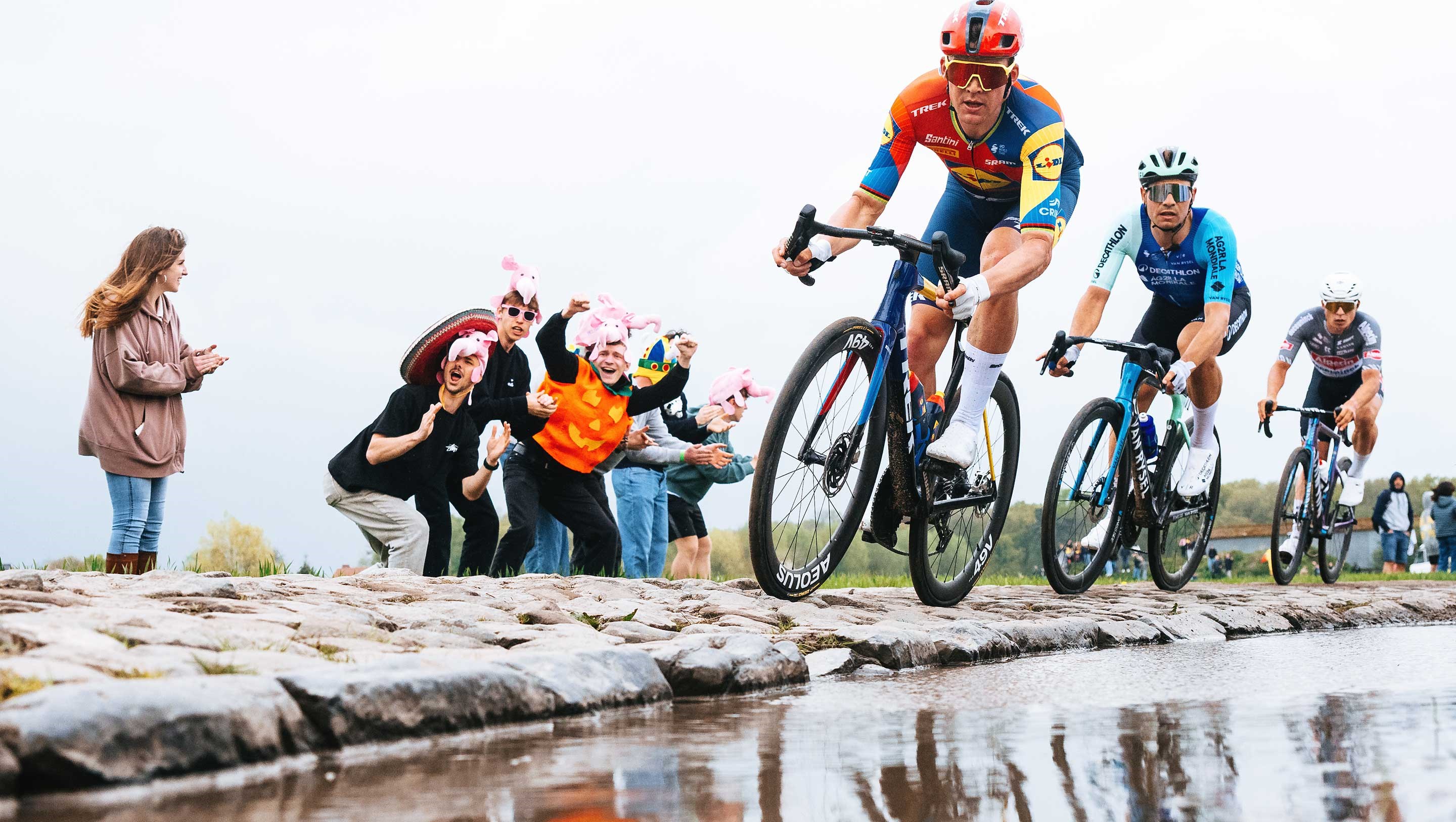 Mads Pedersen races along the cobbles of Paris Roubaix Hommes