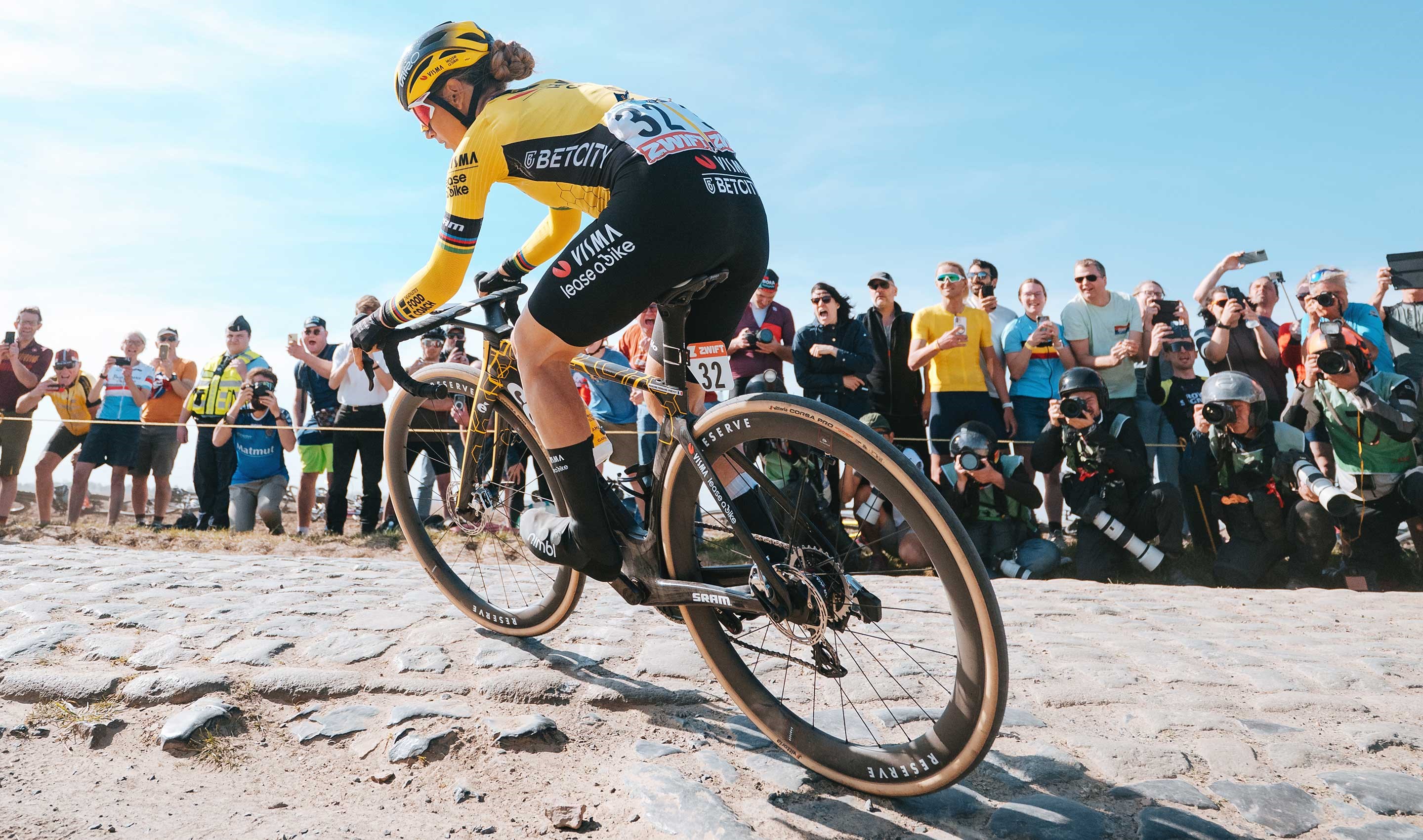 Pauline Ferrand Prévot flies over the cobbles in Paris Roubaix Femmes