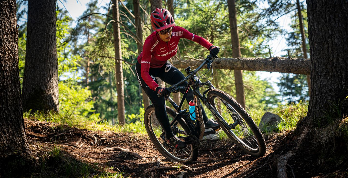 Faranak rides a corner in Lenzerheide