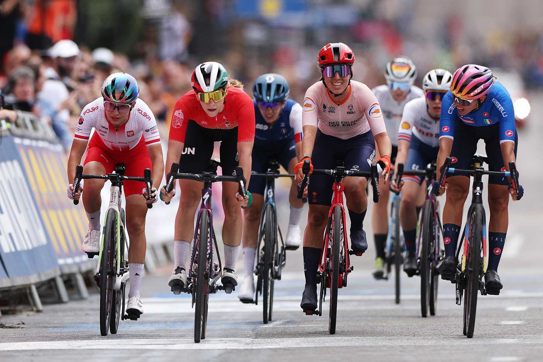 Blanka Vas and Shirin van Anrooij sprint in the women's road world championships