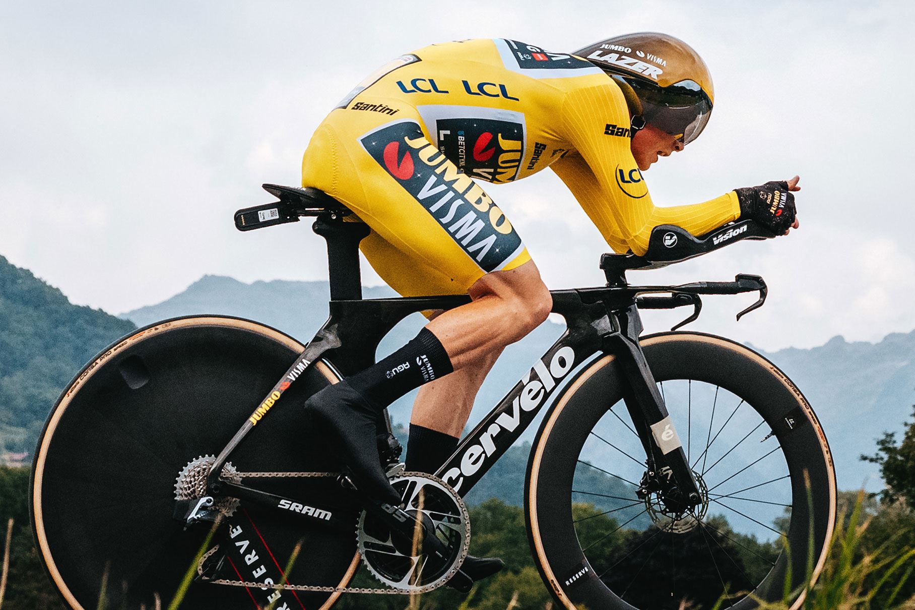 Jonas Vingegaard wins the Stage 16 ITT on a Cervelo P5 with 2x RED eTap AXS