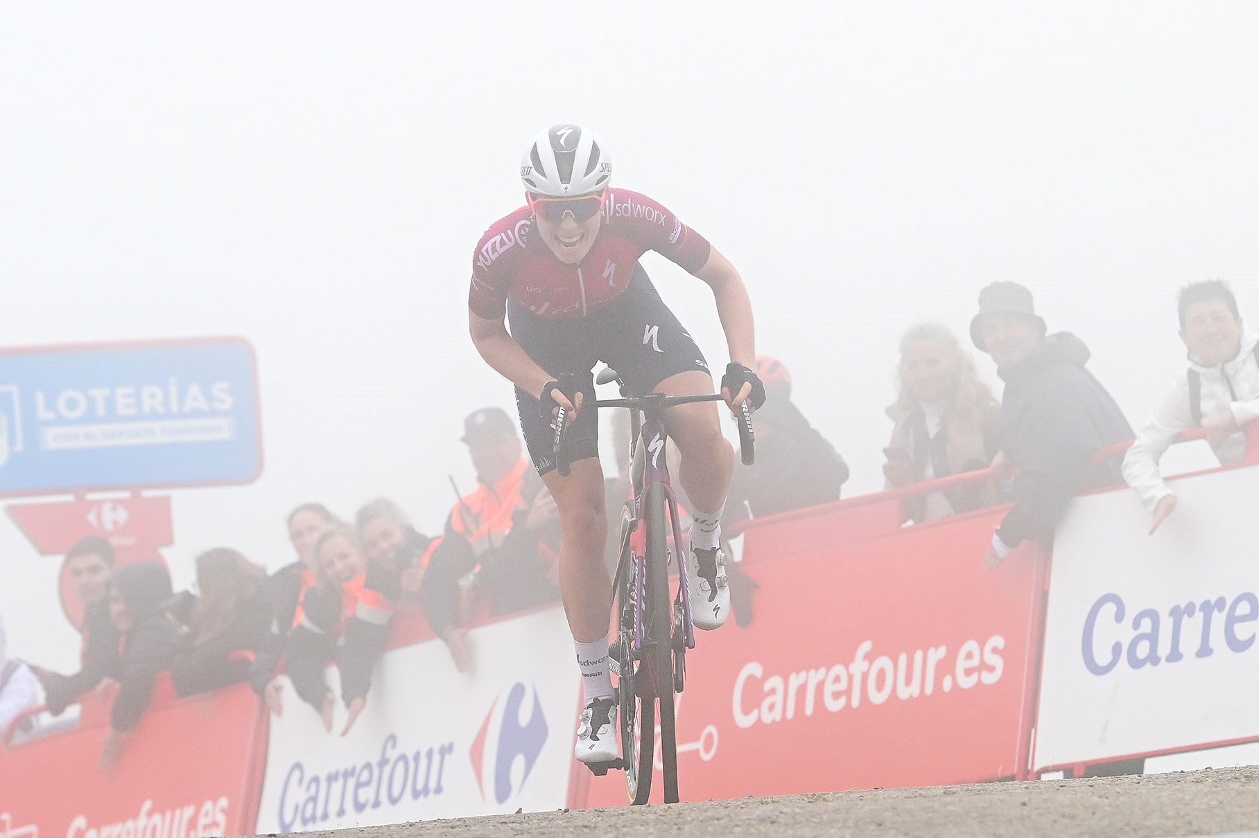 Demi Vollering sprints to the finish on Lagos de Covadonga