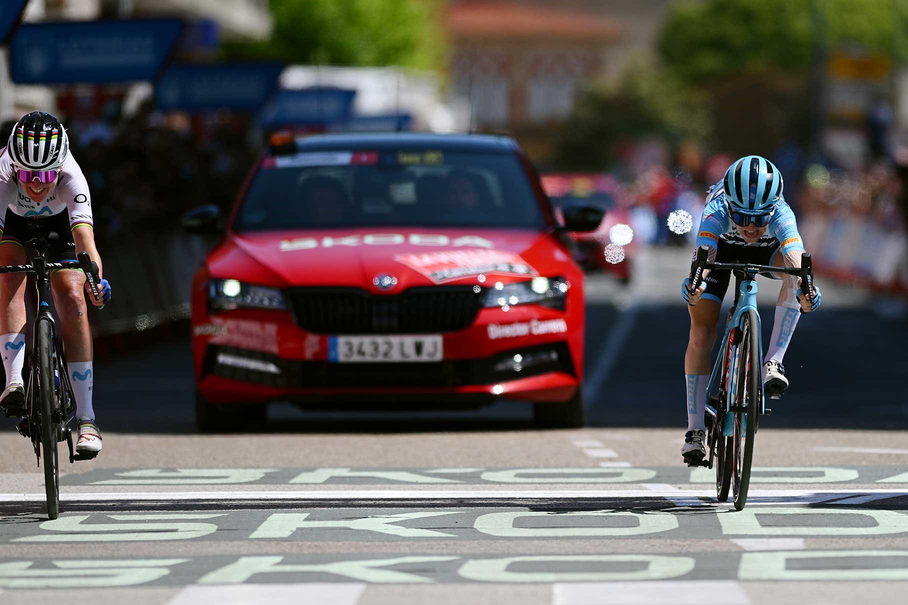Gaia Realini outsprints Annemiek van Vleuten on Stage 6 of the Vuelta