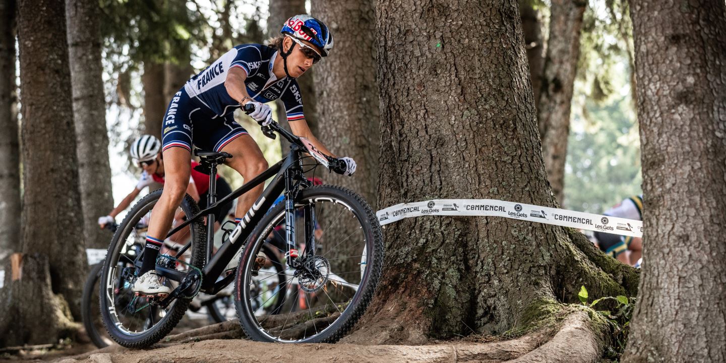 Pauline Ferrand-Prévot lead out Jolanda Neff in the Elite Women's XCO.