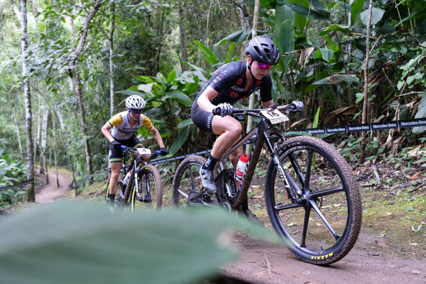 Anne Terpstra leading Rebecca McConnell in the final lap of the Elite Women's XCO.