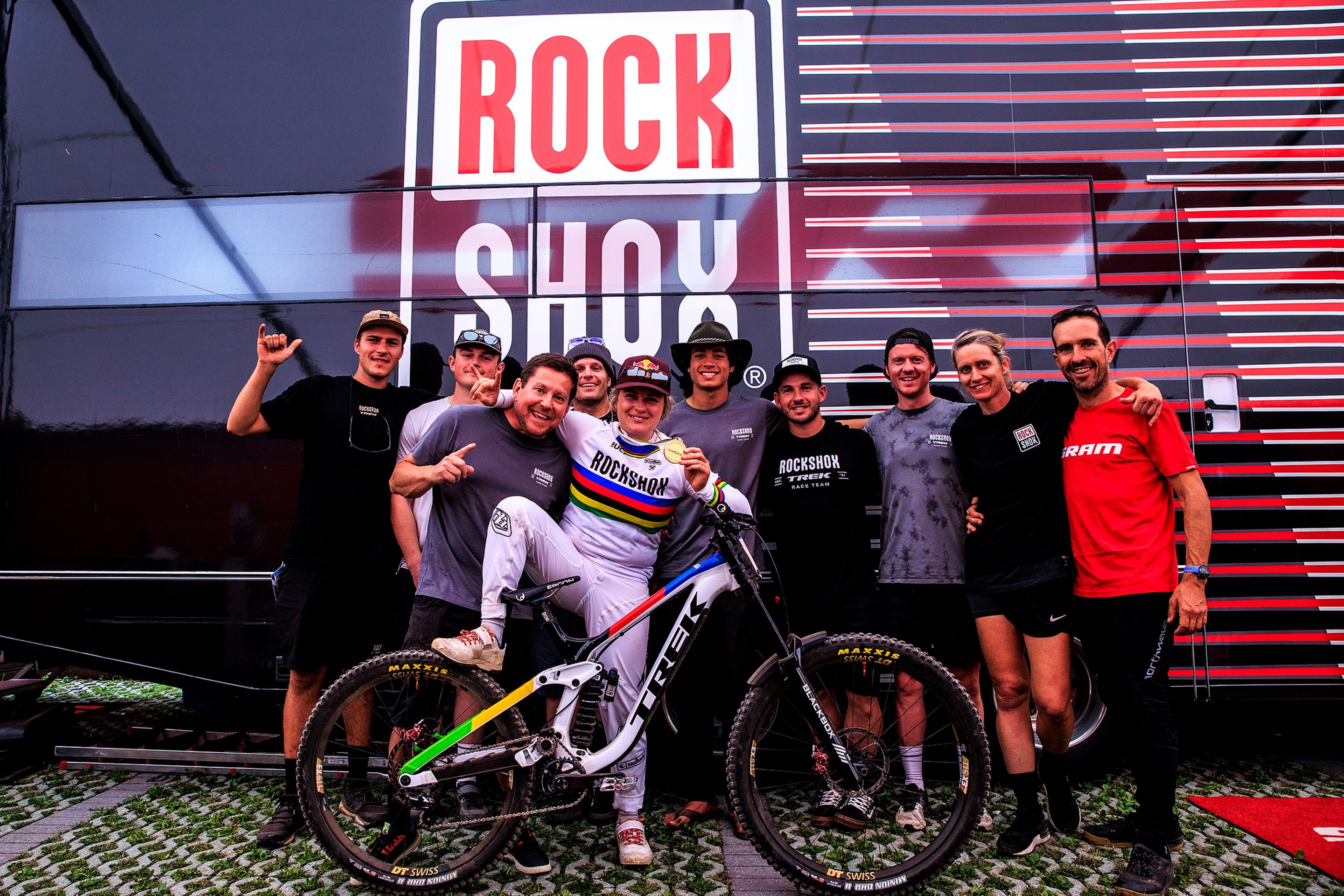 Now that's a wrap! The whole RockShox Trek Race team poses in front of the race truck with Vali Hö'll's World Champ bike.