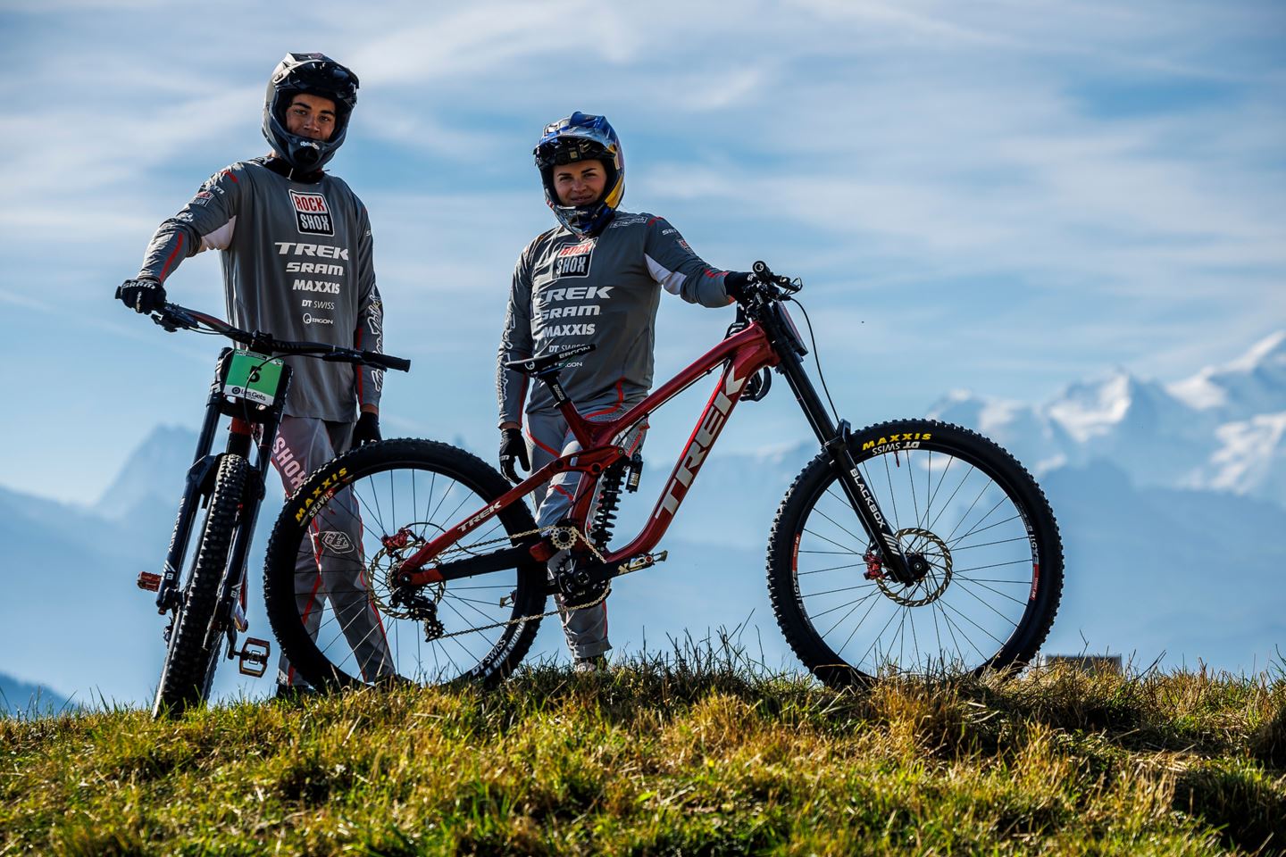 Vali Höll and Tegan Cruz posing with their brand new Trek Sessions.