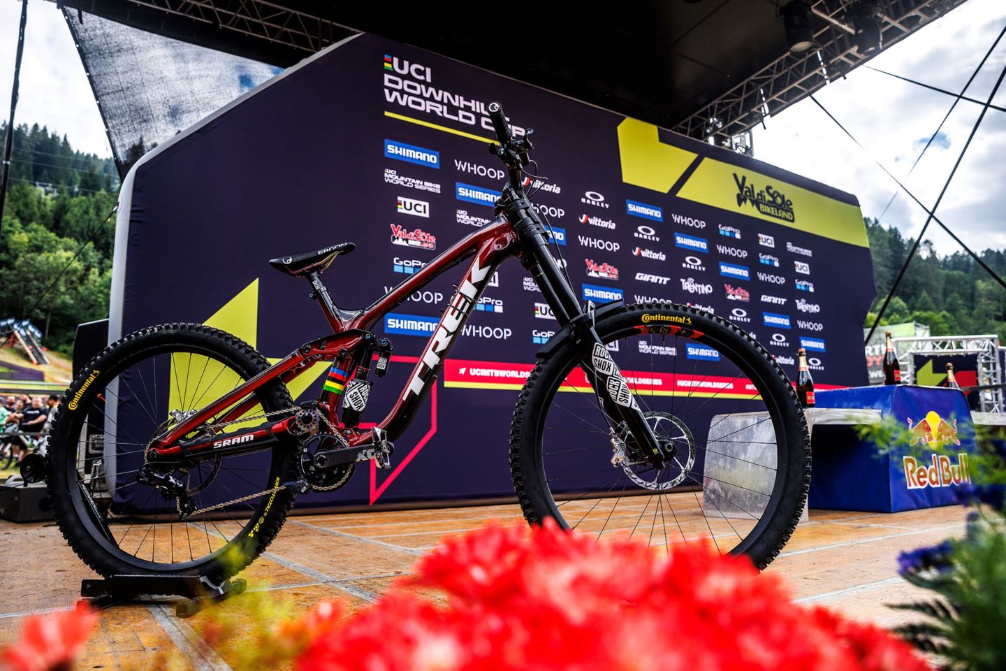 Bike beauty shot of Vali Höll's Trek Session in front of the podium.