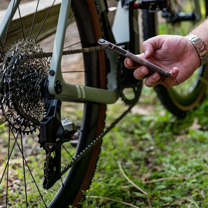 Connect via Bluetooth to the SRAM AXS Mobile App.
