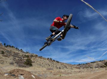 Pilote dans les airs faisant un saut