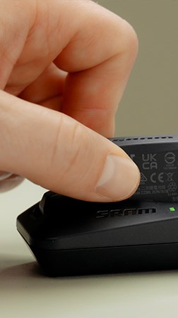How to: Charge AXS batteries